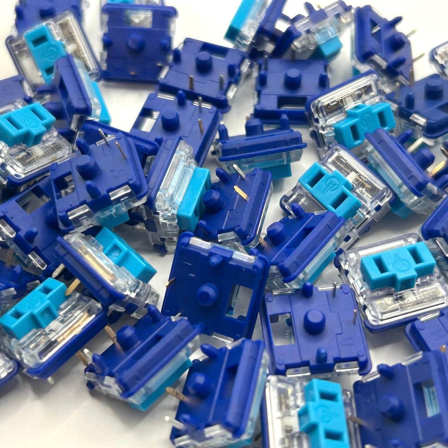 Kailh Choc V1 Blue ロープロスイッチが数十個写っているカラーのイメージ画像。