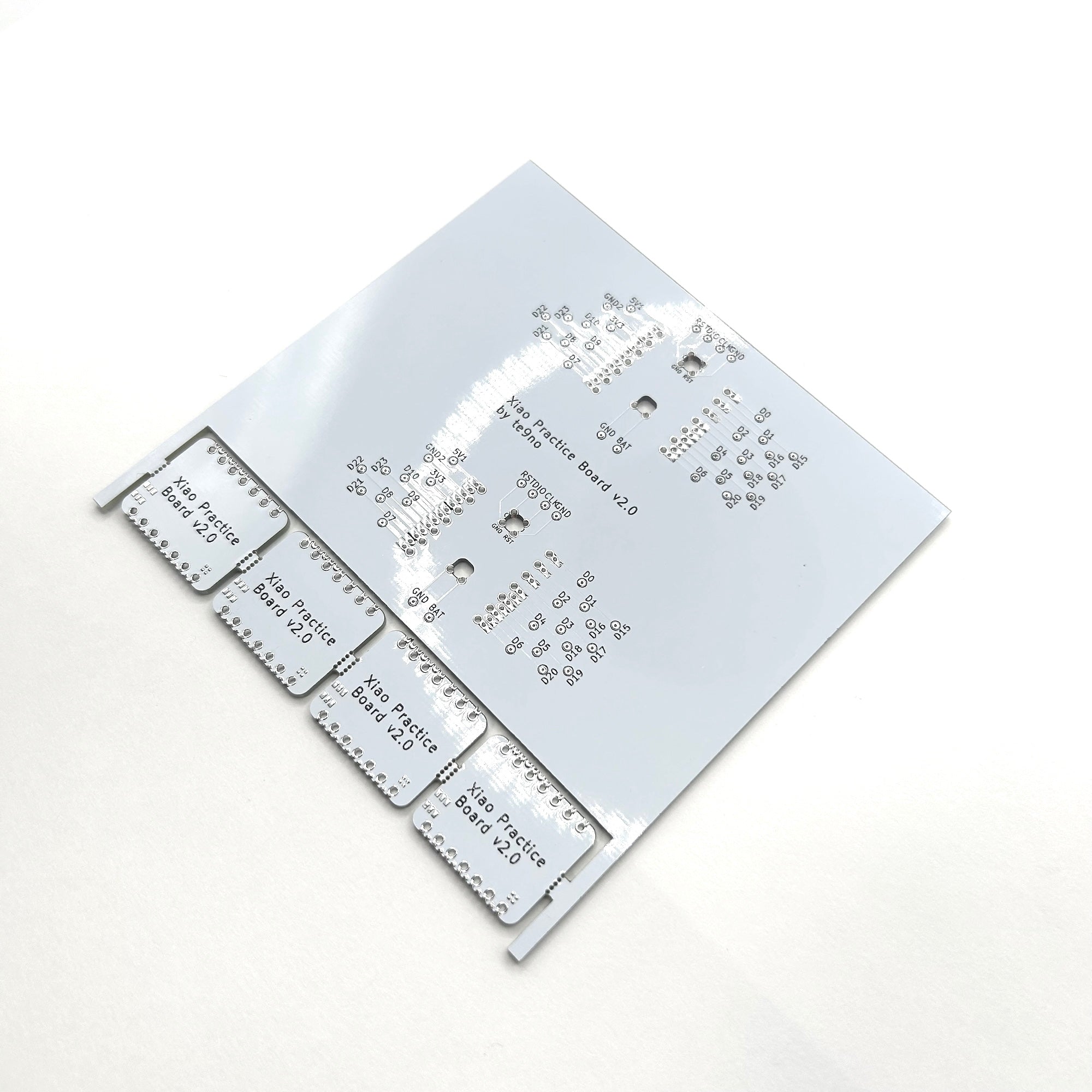 XIAO Plus Practice Board（XIAO Plus用はんだづけ練習基板/ホワイト