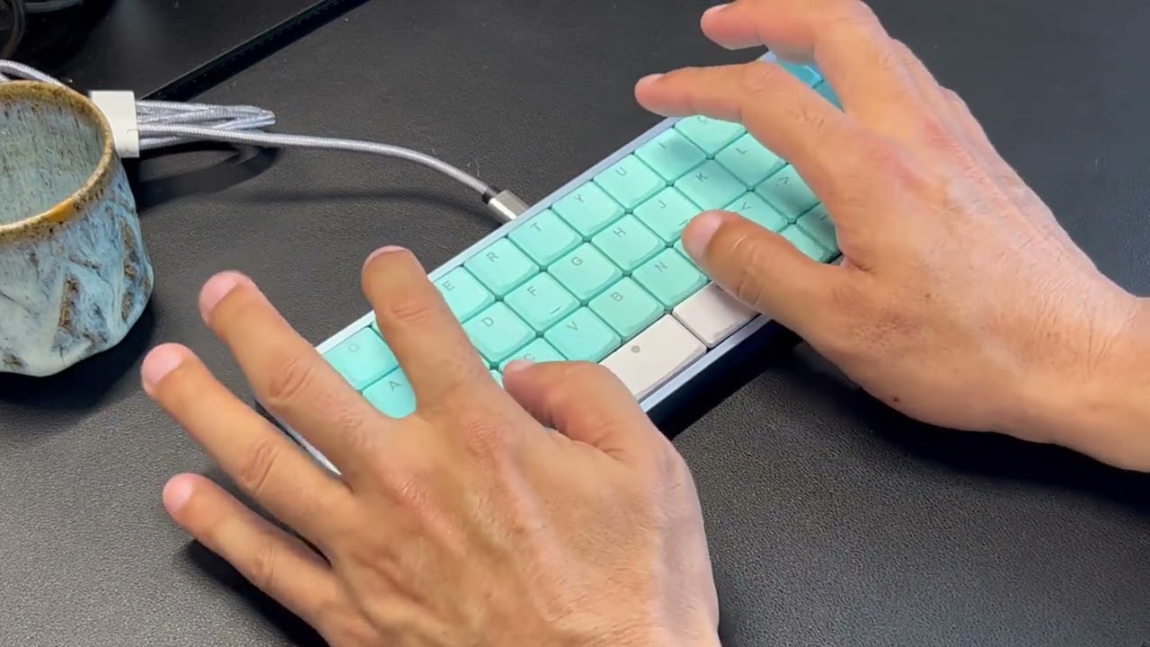 動画を読み込む: かわいいオーソリニアのNiuniu@40の打鍵音動画です。最近のキーボードでガスケットマウントぽかったりフォームも入っていますので、ミュートの効いた音になっています。Keyboard : Niuniu@40 Keyswitch : Kailh Winter ChocV2 Tactile Keycaps : Tai-Hao THT 65key Mintblue and Dot 2u White